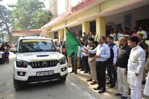 स्वच्छ भारत अभियान की अलख जगाने बरेली से निकली कार यात्रा, 12 ज्योर्तिलिगों और 50 से ज्यादा मंदिरों के करेगी दर्शन 