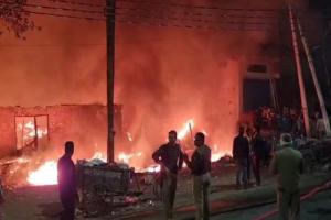 मुरादाबाद : पटाखे की चिंगारी से कबाड़ के गोदाम में लगी भीषण आग, 17 झोपड़ियां जलकर खाक