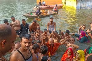 मोक्षदा द्वादशी : महामंडलेश्वर एवं महंत के स्नान के साथ शुरू हुआ शाही स्नान