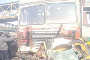 Agra accident : एनएच पर भीषण सड़क हादसा, ट्रक ने टेंपो को मारी टक्कर, 5 सवारियों की मौत - कई घायल