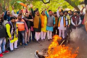 झारखंड कैश कांड : भाजपा कार्यकर्ताओं और पदाधिकारियों ने निकाला विरोध मार्च, जलाया पुतला