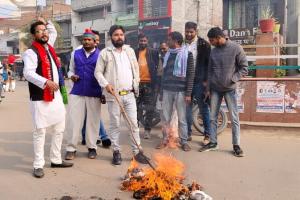 सुल्तानपुर में स्वामी प्रसाद मौर्य का जलाया पुतला, रामलला पर दिए बयान पर जताया विरोध