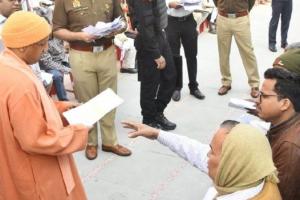 गोरखपुर में CM Yogi ने सुनीं समस्याएं, अधिकारियों को दिए निर्देश 