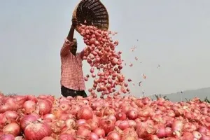 प्याज निर्यात पर प्रतिबंध के खिलाफ किसानों ने मुंबई-आगरा राजमार्ग किया अवरुद्ध, रोकी नीलामी 