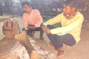 Farrukhabad News: नगर पालिका की गीली लकड़ी यात्रियों की नहीं बचा पा रही ठंड, रैन बसेरा का नहीं खुला ताला