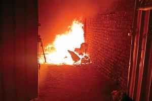 Kanpur Fire: कारखाने और गोदाम में लगी भीषण आग… ऊंची-ऊंची लपटें उठती देख मचा हड़कप, लाखों का नुकसान