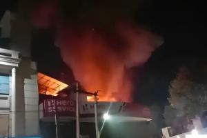 Farrukhabad Fire: बाइक सर्विस सेंटर में लगी भीषण आग… लाखों का सामान जलकर खाक, बड़ा हादसा होने से टला