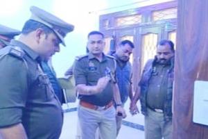 प्रयागराज: अशरफ की पत्नी जैनब के आलीशान बंगले की पुलिस ने कराई मुनादी, किया कुर्क