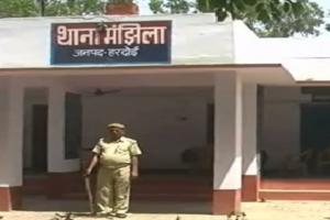 हरदोई : पुलिस ने दरवाजा तोड़कर बाहर निकला महिला का शव, घर पर किया Suicide  