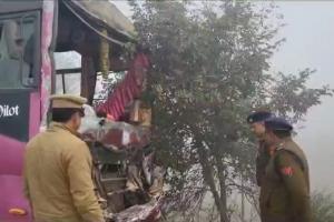 Video : बस और ट्रक की टक्कर में परीक्षा देने जा रही 7 छात्राएं घायल, एक की हालत गंभीर 