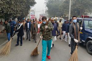 रामपुर : विशेष सफाई अभियान की शुरुआत, सांसद-डीएम समेत इन अधिकारियों ने सड़क पर लगाई झाड़ू 