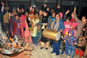 Lohri 2024: सुंदर मुंदरीए होए, तेरा कौन बचारा होए… लोहड़ी पर्व की बधाइयों के बीच हुआ भांगड़ा और गिद्दा 