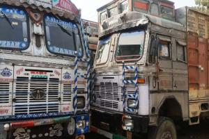 गोंडा: नए कानून के विरोध में वाहन चालकों ने थाम दिए पहिये, हड़ताल से जनजीवन हो रहा प्रभावित 