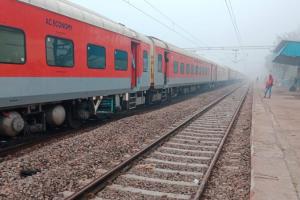 Auraiya Weather Today: घने कोहरे के कारण रेल और सड़क यातायात प्रभावित... घंटो की देरी से कंचौसी रेलवे स्टेशन पहुंची ट्रेनें