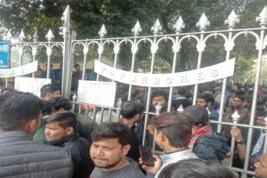 Allahabad university : छात्रों को धरना-प्रदर्शन से उठाया, पुलिस से जमकर हुई नोकझोंक