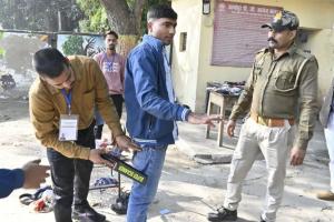 UP Police Exam: कानपुर में परीक्षा केंद्रो का जायजा लेते रहे अफसर; घूमती रही एसटीएफ और क्राइम ब्रांच की टीम...