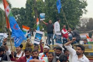 लखनऊ: विधानसभा घेराव करने निकले  NSUI कार्यकर्ताओं को पुलिस ने रोका, RO-ARO परीक्षा रद्द कराने को लेकर किया प्रदर्शन