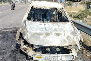 Kanpur Car Fire: जीटी रोड पर चलती कार बनी आग का गोला... दमकल ने कड़ी मशक्कत कर पाया काबू