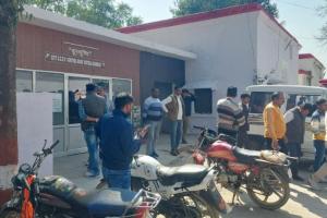 Kannauj: एंटी करप्शन टीम पर डीवीआर तोड़ने व मारपीट का आरोप…आरोपी को पकड़ने पर कोतवाली में जुटी भीड़