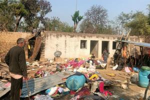 सुलतानपुर: अज्ञात कारणों से लगी आग से गरीब की राख हो गई गृहस्थी, घर में रखे 75 हजार हो गए खाक!