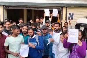 Up Police Exam Paper Leak: फर्रुखाबाद में परीक्षार्थियों ने सांसद के घर का किया घेराव; लगाए ये आरोप... 