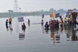 Agra News: मुआवजा नहीं दिया तो किसानों ने यमुना में उतरकर किया प्रदर्शन