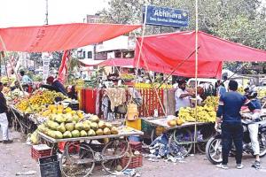 Kanpur: छपेड़ा पुलिया बाजार में दुकानदारों का अतिक्रमण; सड़क को बनाया पार्किंग, राहगीरों का पैदल चलना भी हुआ दुश्वार...