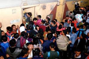 Kanpur: सेंट्रल पर परीक्षार्थियों की जबरदस्त भीड़; धक्का-मुक्की में तीन यात्री घायल, एक महिला का पैर टूटा, देखें- Photos 