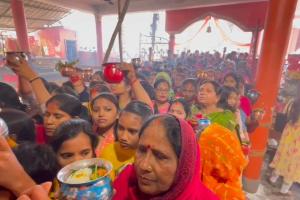 गोंडा: महाशिवरात्रि पर उमड़ा आस्था का सैलाब, हर हर महादेव के जयघोष से गूंजे शिवालय, देखें वीडियो