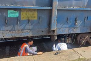 Auraiya News: ब्रेक शू जाम होने से ढाई घंटे खड़ी रही मालगाड़ी...रेलवे क्रासिंग पर लगा लंबा जाम