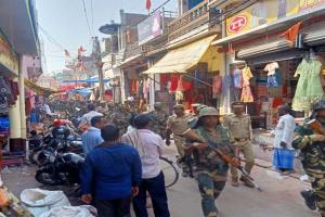 श्रावस्ती: इंडो-नेपाल से सटे गांवों में बीएसएफ और पुलिस ने संयुक्त रूप से किया फ्लैग मार्च, जनता को कराया सुरक्षा का एहसास