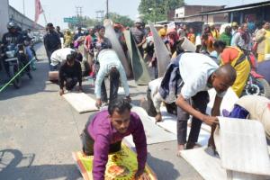 Kanpur: दंडवत यात्रा में भक्तों का पुष्प वर्षा से हुआ स्वागत; करौली शंकर बोले- 'मोक्ष के लिए गुरू कृपा जरूरी'