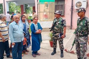 रायबरेली में मतदान को सुबह से लगी कतार, ईवीएम में गड़बड़ी से परेशान रहे कर्मी