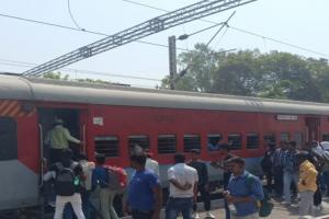 चौरी-चौरा एक्सप्रेस में लगी आग, कोई हताहत नहीं-काफी देर रुकी रही ट्रेन 