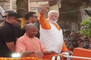 PM modi road show: मालवीय जी को नमन कर पीएम मोदी ने शुरू किया रोड शो, CM योगी भी हैं साथ 