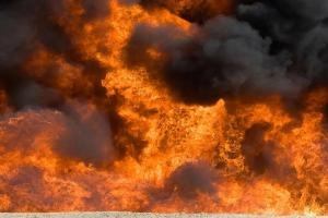 झांसी: दुकानों में लगी भीषण आग, लाखों का माल जलकर राख  