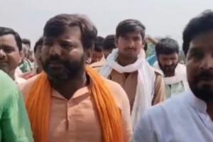 संतकबीरनगर में ग्रामीणों ने किया मतदान का बहिष्कार, माननीयों के आश्वासन पर माने-Video