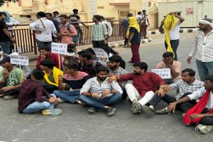 अयोध्या: परीक्षा के विरोध में साकेत महाविद्यालय में छात्रों का प्रदर्शन
