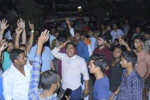 Kanpur: मीट की दुकान पर बजरंग दल का धावा...तोड़फोड़, मंदिर के पीछे दुकान का विरोध करने पर मारा चापड़ तो भड़के  