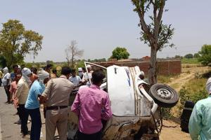 Kanpur Dehat Accident: तेज रफ्तार ट्रक ने ओमनी में मारी टक्कर...हादसे में चालक की मौत, मां-बेटे की हालत गंभीर