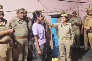 Auraiya: पुलिस ने छात्रा के जन्मदिन को केक काटकर बनाया स्पेशल...लोग कहते नजर आ रहे, क्या ऐसा भी कर सकती है UP Police