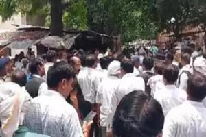 देवरिया में डीएम के तबादले की मांग पर अड़े वकील, हड़ताल जारी 