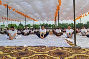 10th International Yoga Day: श्रावस्ती में हजारों लोगों ने किया योग, स्पोर्ट स्टेडियम में संपन्न हुआ कार्यक्रम