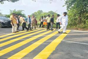 विधायक की पहल: प्रशासन ने जानलेवा सड़क पर बनवाया संकेतक, सावधानी से वाहन चलाने की अपील 