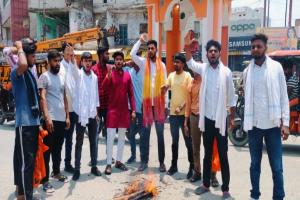 बलरामपुर: अखिल भारतीय विद्यार्थी परिषद के कार्यकर्ताओं ने फूंका कुलपति का पुतला