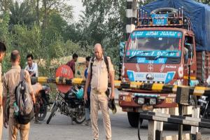 बहराइच: चौकीदार ने ट्रेन के आगे कूदकर दी जान, सपा विधायक आनंद ने परिवार को बंधाया ढांढस