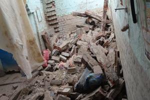 बाराबंकी: छत पर सोया था पूरा परिवार, भोर में अचानक भरभरा कर गिरी, पति-पत्नी और दो बच्चे गंभीर घायल