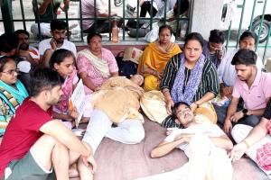 UPSRTC: नौकरी की मांग को लेकर धरना दे रहे मृतक आश्रित, जानिये क्या बोले प्रबंध निदेशक