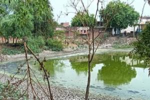 कोरांव में लेखपाल की मनमानी, तालाब पर बन गये मकान