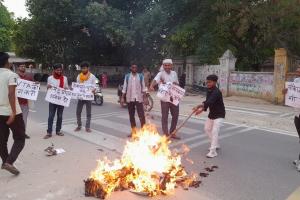 प्रयागराज: सरकार पर भड़के छात्रों ने शिक्षा मंत्री का जलाया पुतला, जमकर की नारेबाजी